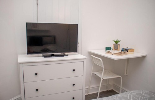 Liverpool House | Pleasant Cityscape Abode