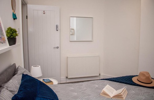 Liverpool House | Pleasant Cityscape Abode