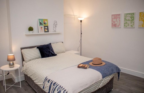 Liverpool House | Pleasant Cityscape Abode
