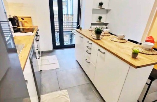 Downtown Angers Apartment | Plein center 8pers 4ch 2sdb, Terrace, billiard table