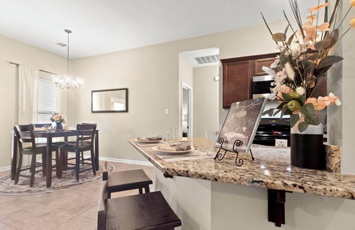 Lake Charles House | Plush Beds|High-Speed Wi-Fi| Workspace