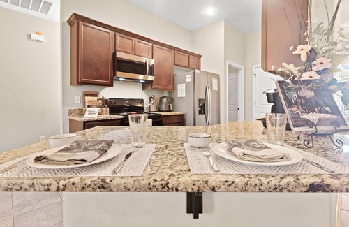 Lake Charles House | Plush Beds|High-Speed Wi-Fi| Workspace