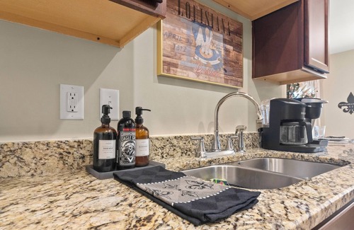 Lake Charles House | Plush Beds|High-Speed Wi-Fi| Workspace
