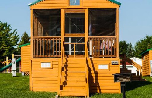 Plymouth Resort | Plymouth Rock Camping Resort Deluxe Cabin 16