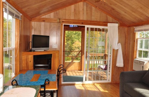 Plymouth Resort | Plymouth Rock Camping Resort Deluxe Cabin 16
