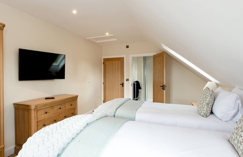Pudleston House | Poachers Barn, 3 bed luxury house with pool