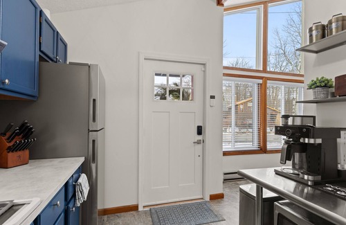 Tobyhanna Cabin | Pocono Oasis - Backs to Tobyhanna State Park!