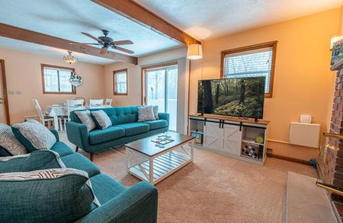 Long Pond Ski Chalet | PoconoChalet-Hot Tub-Grill-Firepit-Games
