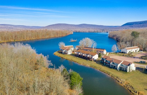 Drums Resort | Poconos 2BR Resort Condo in Beech Mountain Lakes