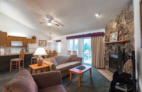 Drums Resort | Poconos 2BR Resort Condo in Beech Mountain Lakes