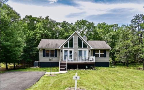 Albrightsville House | Poconos Chalet Hot Tub, Game Room, Sleeps 10