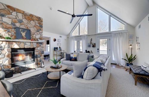Albrightsville House | Poconos Chalet Hot Tub, Game Room, Sleeps 10