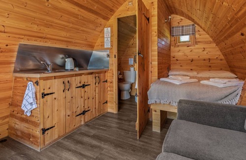 Laugharne Cabin | Pods @ Broadway Standard with hot tub