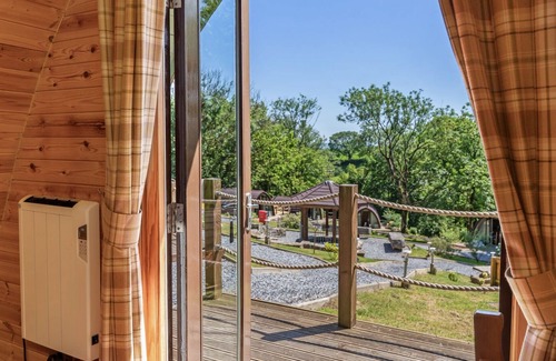 Laugharne Cabin | Pods @ Broadway Standard with hot tub
