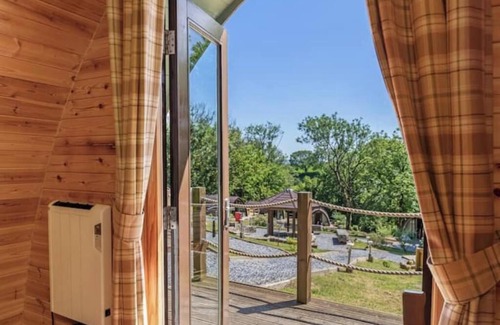 Laugharne House | Pods @ Broadway with Hot tub
