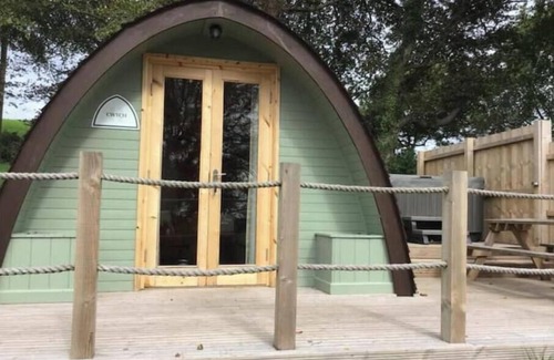 Laugharne House | Pods @ Broadway with Hot tub