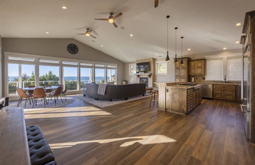Newport House | Point Break at Agate Beach, Sleeps 12, Oceanfront, Loft, Game Room, Hot Tub, Beach Access, BBQ