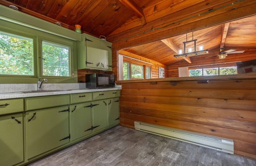 Huron-Kinloss Cottage | Point Clark Waterfront log Cabin