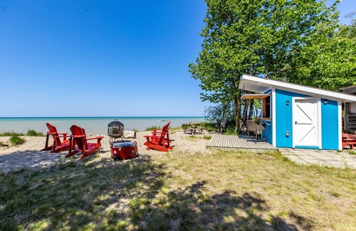 Huron-Kinloss Cottage | Point Clark Waterfront log Cabin