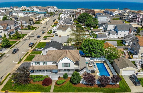 Point Pleasant Beach Villa | Point Pleasant Beach 6 bed w/pool 2 blocks from the beach