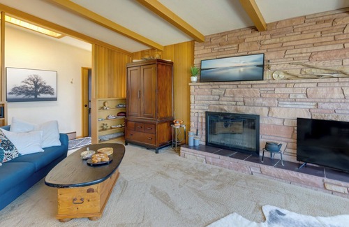 Point Roberts Cottage | Point Roberts Cottage w/ Ocean Views + Hot Tub!