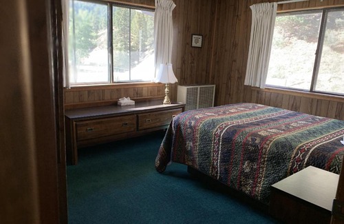 Red River Hotel | Ponderosa Lodge 11AB with High Speed Wifi