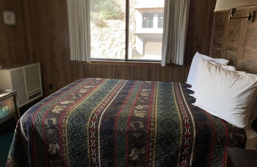 Red River Hotel | Ponderosa Lodge 11AB with High Speed Wifi