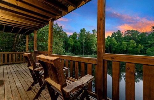 Broken Bow Cabin | Pondfront | Centrally Located | Hot Tub | 3 Story