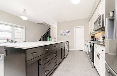 Doon South House | Pondside Home w Sun Deck - Near Victoria Park!