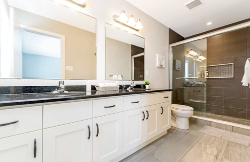 Doon South House | Pondside Home w Sun Deck - Near Victoria Park!