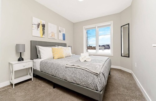 Doon South House | Pondside Home w Sun Deck - Near Victoria Park!