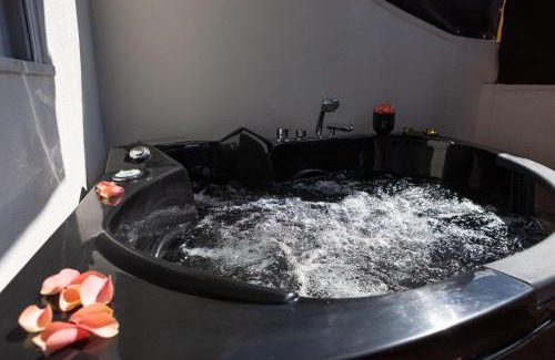 Oltrarno Apartment | Ponte Vecchio Terrace Suite with Jacuzzi