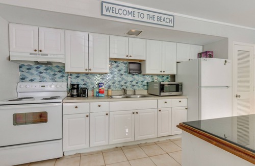 Hilton Head Island Condo | Pool Access, Walk to Beach: Hilton Head Haven!
