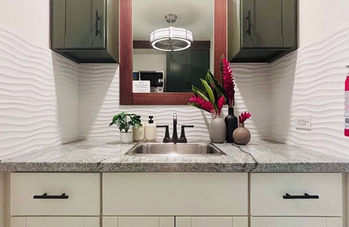 Historic Kailua Village Apartment | Pool and Hot Tub - Romantic and Luxe Walkup Studio in the heart of Kailua-Kona