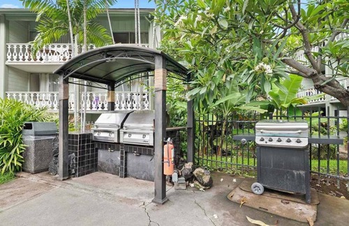 Historic Kailua Village Apartment | Pool and Hot Tub - Romantic and Luxe Walkup Studio in the heart of Kailua-Kona