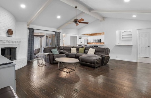 Lake Highlands Apartment | Pool | BBQ | Games | Gym | Patio | Workspace