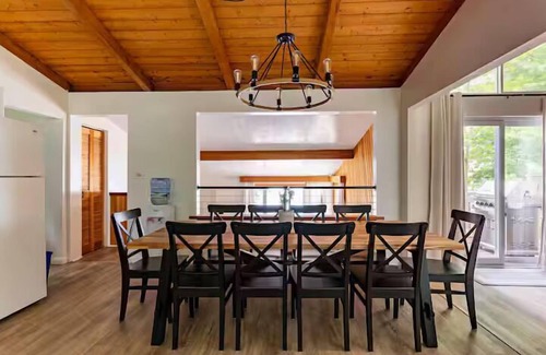 Muskoka Lakes Cottage | Pool|Firepit|Starlink: Waterfront Muskoka Cottage