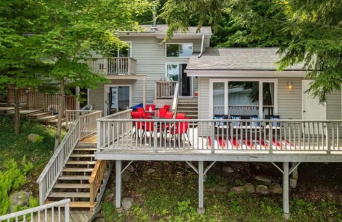 Muskoka Lakes Cottage | Pool|Firepit|Starlink: Waterfront Muskoka Cottage