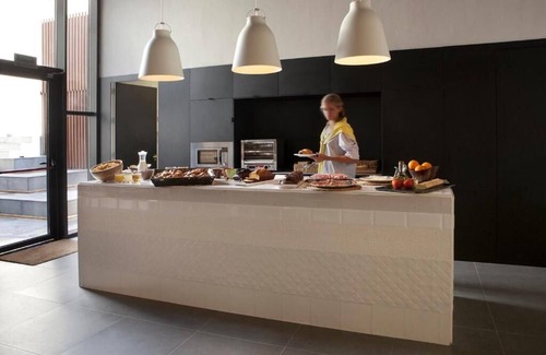 Esquerra de l'Eixample Bed & Breakfast | Pool Guest House in the center! Perfect for big groups, central location!