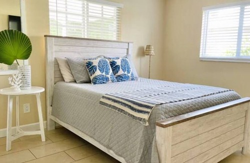 North Naples Cottage | POOL HOME! - A Charming Vanderbilt Beach Cottage