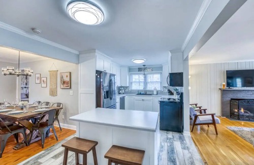 Skyland House | Pool! Hot Tub! 6 Miles to Downtown! Dogs Welcome!
