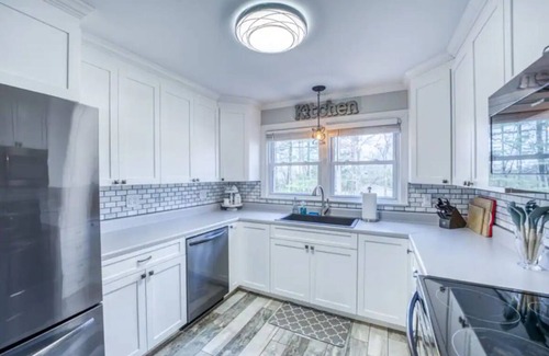 Skyland House | Pool! Hot Tub! 6 Miles to Downtown! Dogs Welcome!