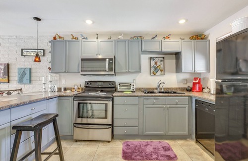 North Scottsdale Condo | Pool + Hot Tub Access! Chic Condo in Scottsdale
