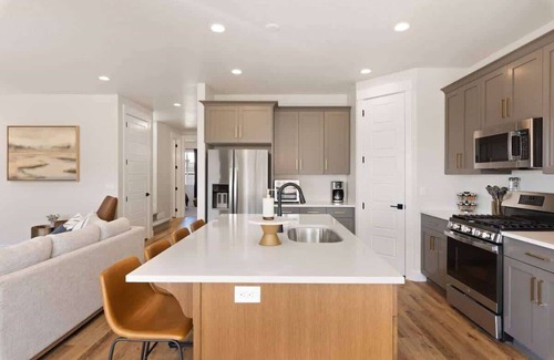 Washington House | Pool & Hot tub, Nearby Air Hockey, Pickleball!