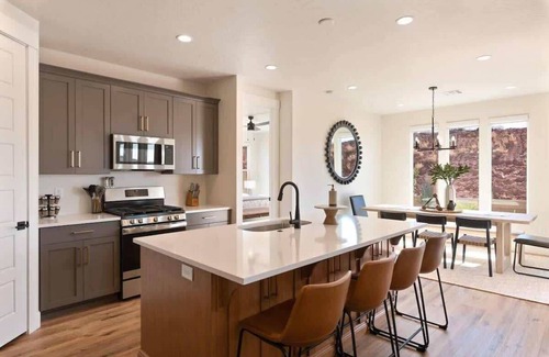 Washington House | Pool & Hot tub, Nearby Air Hockey, Pickleball!