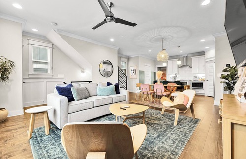 Talbot's Corner House | Pool & Hot Tub Oasis ★ Fire Pit & Grill ★ Rooftop ★ Mins to Broadway & Downtown!