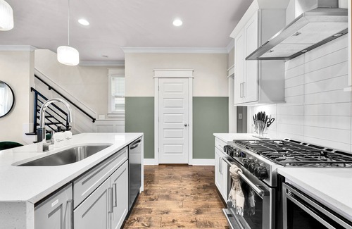Talbot's Corner House | Pool & Hot Tub Oasis ★ Fire Pit & Grill ★ Rooftop ★ Mins to Broadway & Downtown!