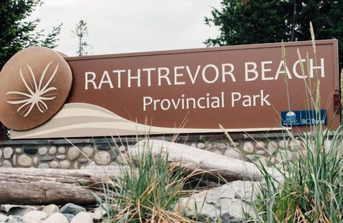Regional District of Nanaimo Cottage | Pool & Hot-tub right across the lane!