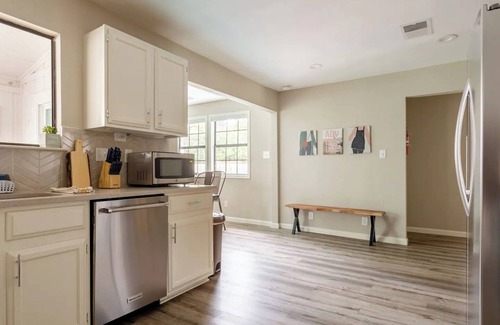 The Hermitage House | Pool/Hot Tub/Wet bar/Firepit /Sleeps 15 /2miles DT RR/Makeup Bar