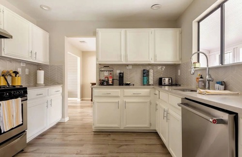 The Hermitage House | Pool/Hot Tub/Wet bar/Firepit /Sleeps 15 /2miles DT RR/Makeup Bar